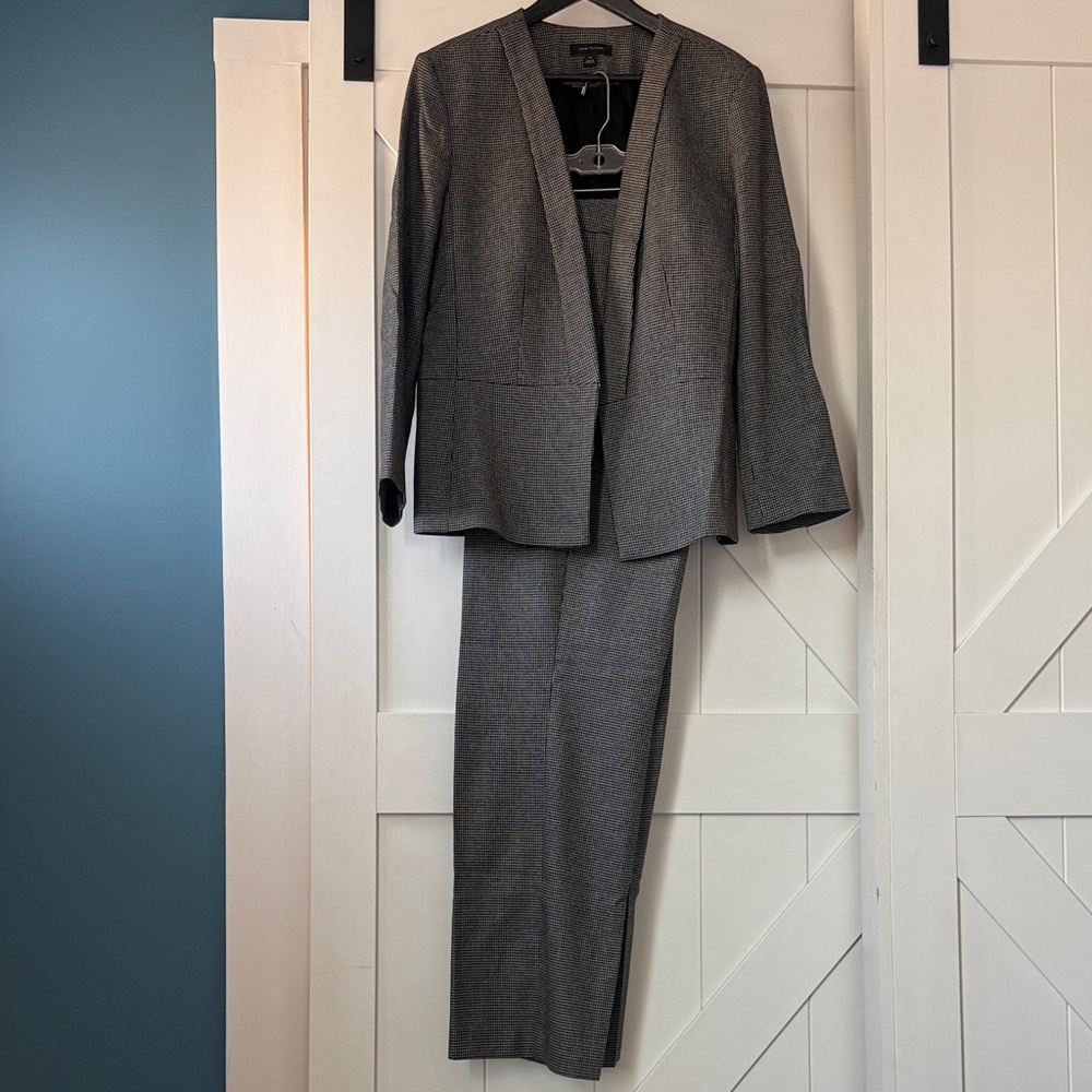 Stunning Chic Ann Taylor Suit - 16T